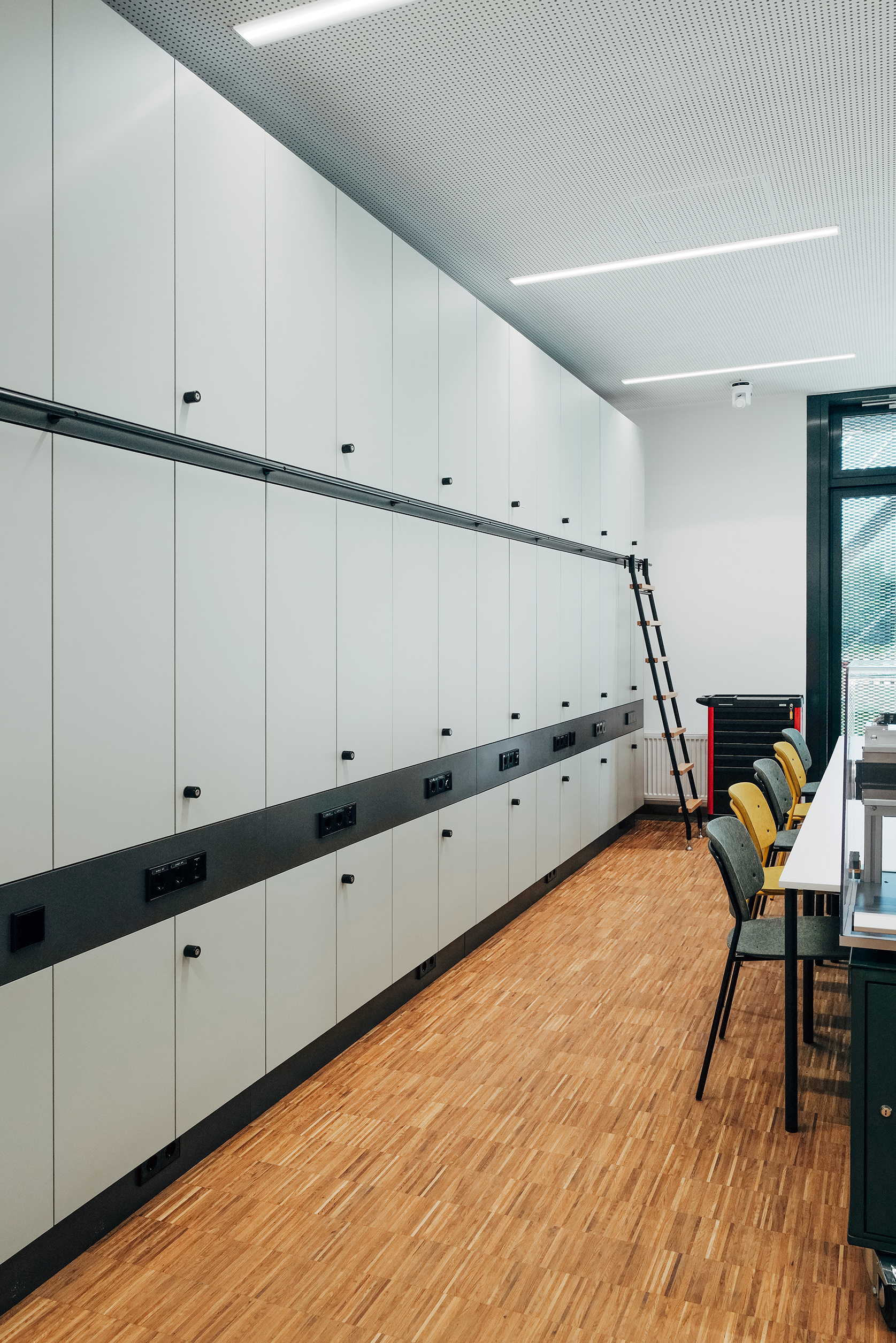Arbeitsraum im THIS mit raumhohen Einbauschränken, Arbeitsplätzen und mobiler Ausstattung
