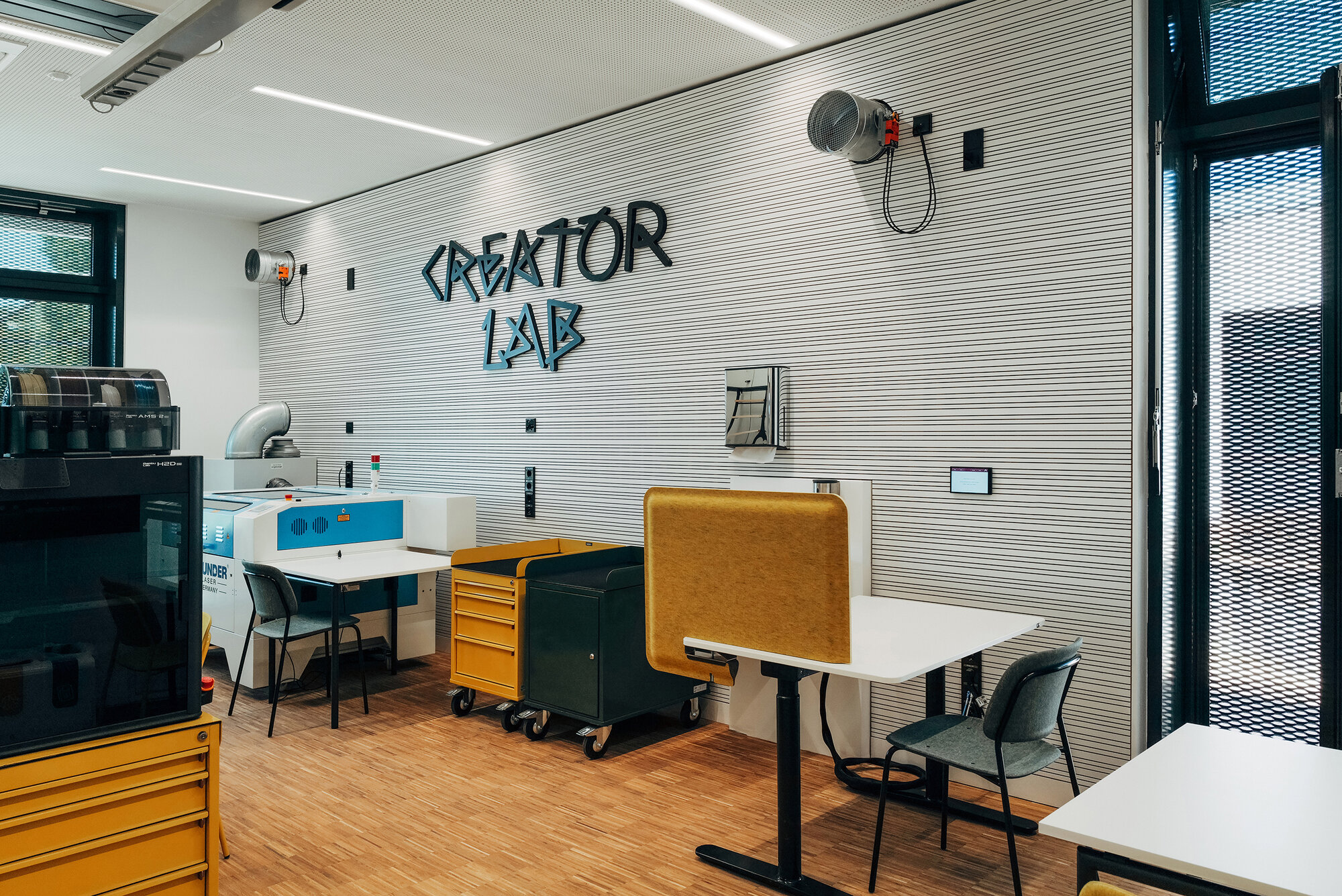 Creator Lab im THIS mit Werkstattausstattung, mobilen Möbeln und individuell gestalteter Wandtypografie