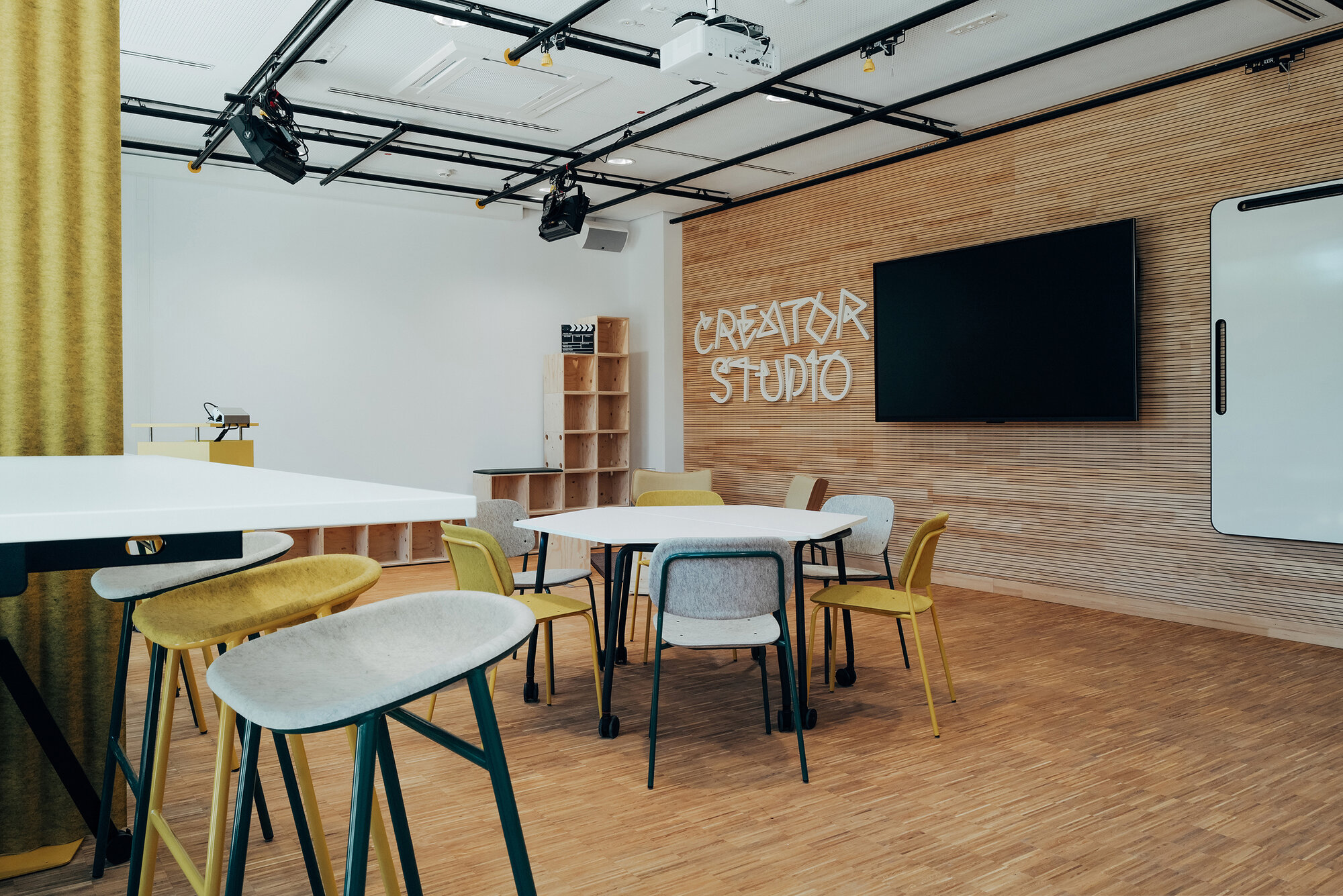 Creator Studio im THIS mit modularer Möblierung, gelben Akzenten und individuell gestalteter Typografie